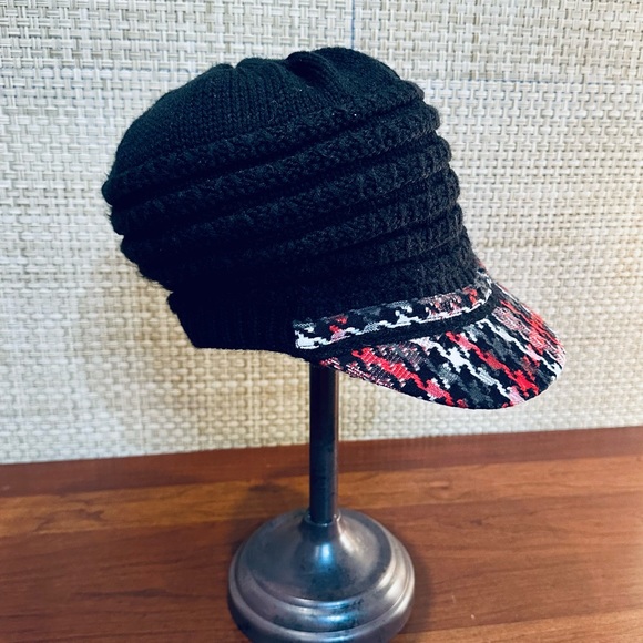 D & Y Accessories - VTG Black & Red Houndstooth Plaid Acrylic Knit Cabbie Hat